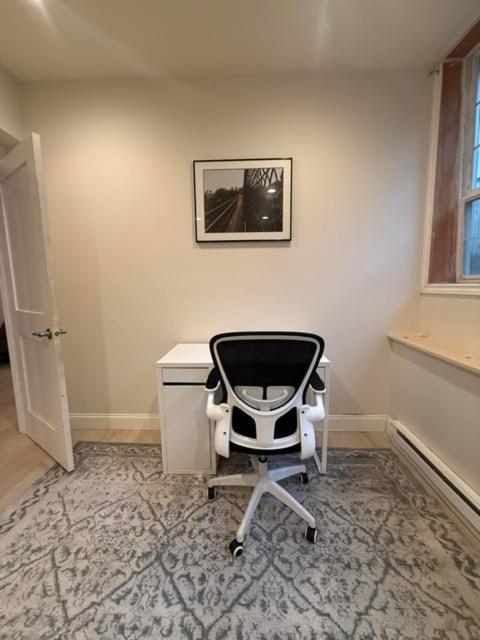 Urban Seattle 2BR with Free Parking Near Downtown & Capitol Hill with Transit Access - Walkable To Madison Park Beach & Arboretum