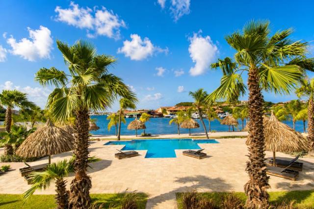 JeVakantie Spanish Water Apartments B7 and C8 with Infinity Pool near Jan Thiel