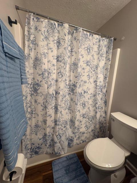 Stylish and Comfy Getaway Near Airport with a Car