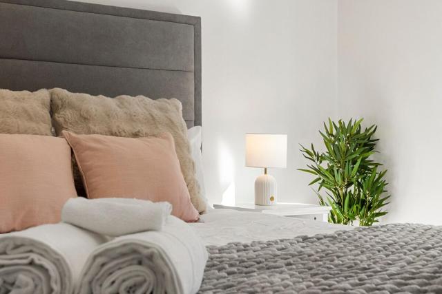 Luxe 2BR, Restaurants, 8 Min to CBD FREE Parking