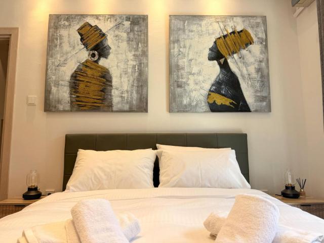 The locals Vouliagmeni square apartment