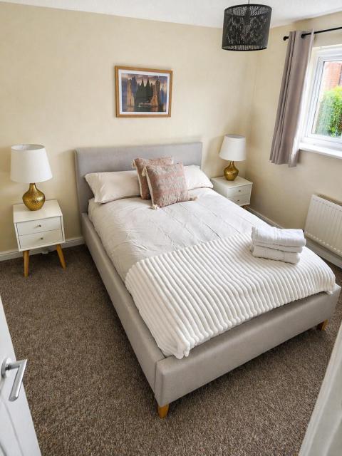 Manchester Stay Hub - 2BR with Free Parking, Near Airport & Attractions