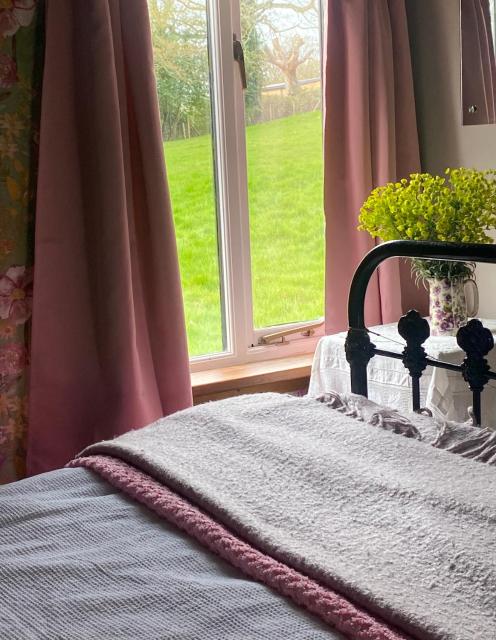 The Old Apple Shed cosy heated cottage in a meadow close to the charming village of Bethersden