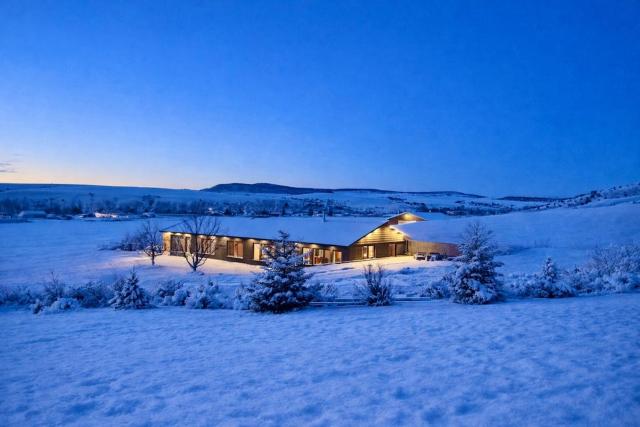 NEW! Cozy Ranch House: Sauna & Views! Sleeps 10+