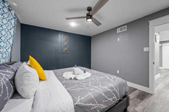 Pool Warm Heights 2BR Getaway with Free Park