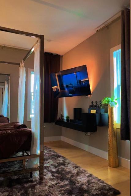 Master Suite De Carlo Shared Property PRIVATE stay NYC 18mins