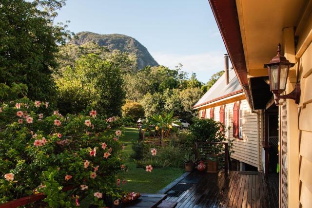 Glasshouse Mountains Ecolodge