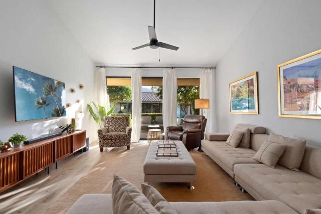 Contemporary Condo w Panoramic Views in Sunrise CC