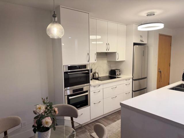 Luxury unit in heart of downtown, walk to SkyTrain, Canada Place & BC Place, free parking