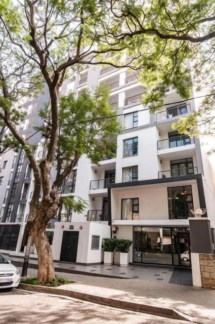 Bright Rosebank Gem Connected to the Mall with Backup Generator