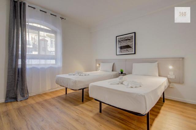 Modern St Pauls Bay Apartment with Pool and Balcony Near Seafront