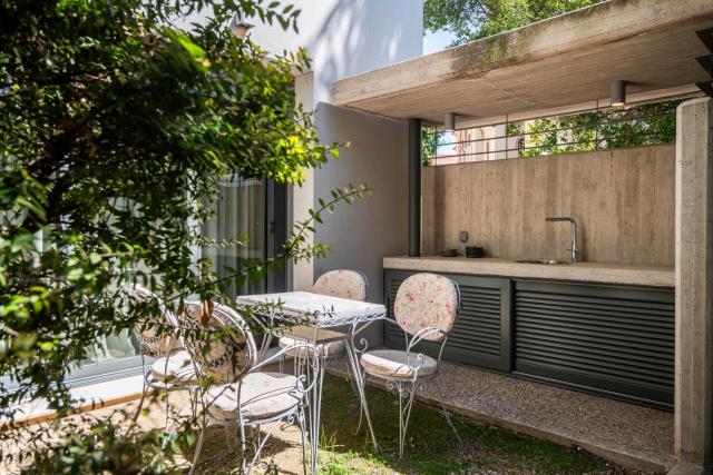 Rare Koukaki garden flat near Acropolis & metro
