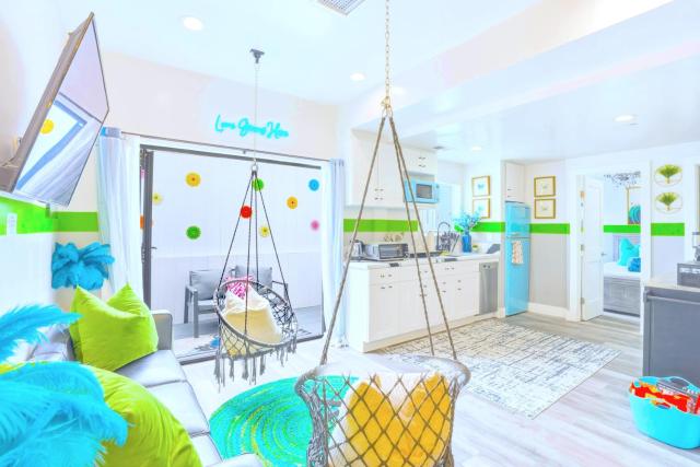 F - 2 NoHo Homes in 1 by Universal - Sleeps 20 - Free Parking - Games - Patios - FIFA SoFi World Cup