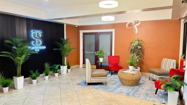 Spanish Trails Inn - Laredo Hotel