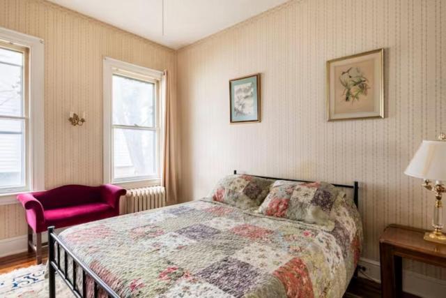 Cozy Cape Cod Bungalow King Queen WD Full Kitchen Wifi Desk