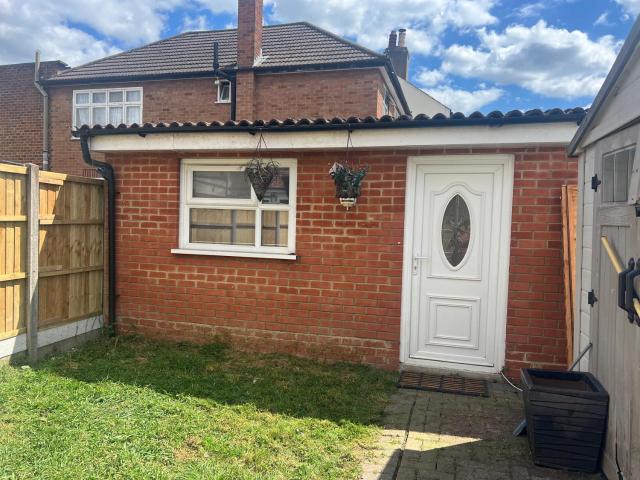 Compact single room B near Heathrow with 24 buses to all Terminals