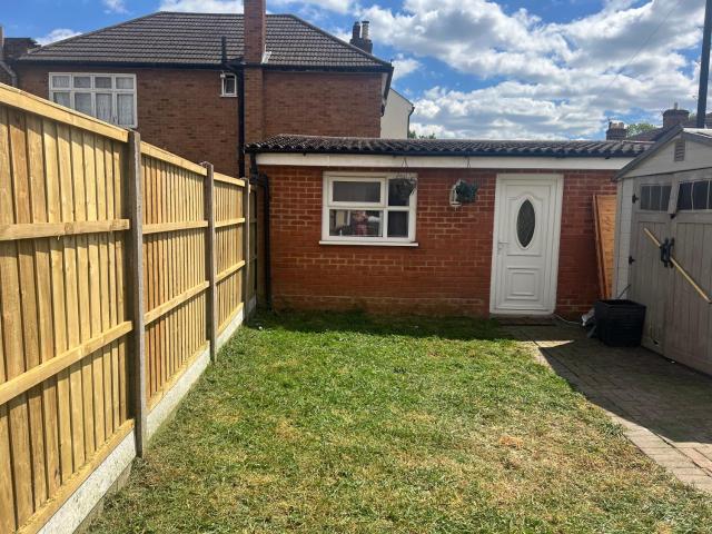 Compact single room A near Heathrow with 24 hour buses to all terminals