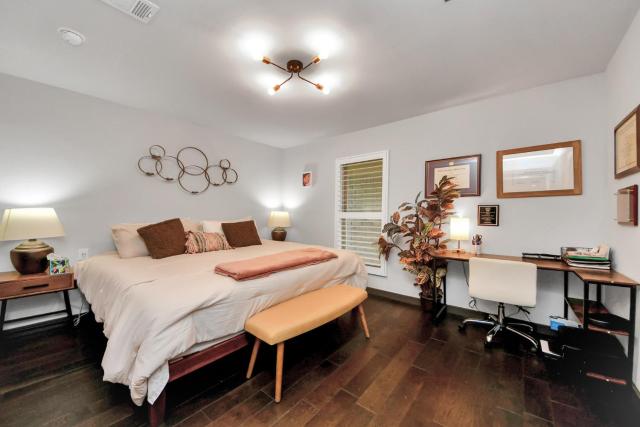 Modern 2BR Condo, Montrose, Pool & Parking