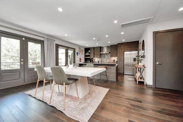 Modern 2BR Condo, Montrose, Pool & Parking