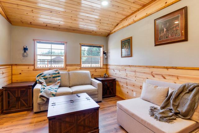 Private Yard w/ Games! Family Getaway in Forks