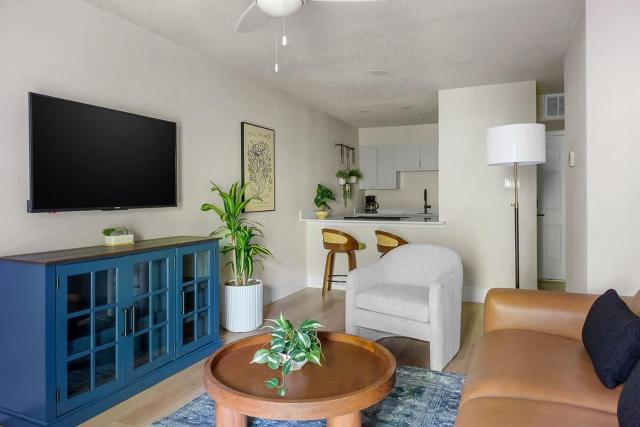 Modern Luxe Loft Poolside Escape No 209