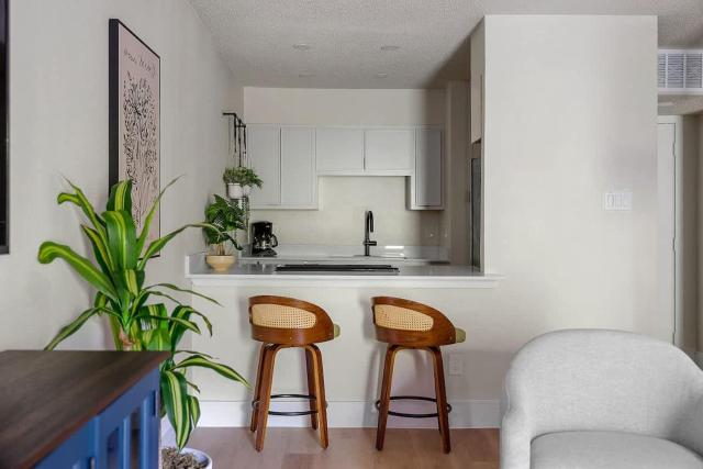 Modern Luxe Loft Poolside Escape No 209