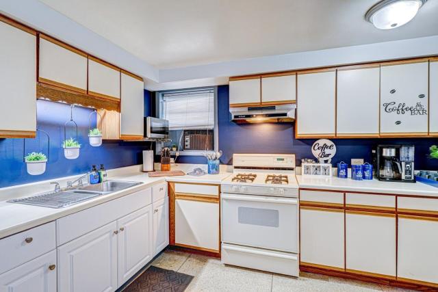 King Bed Studio | 60" HDTV | Safe | Close to Metra