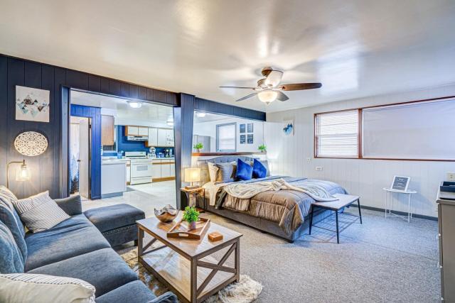 King Bed Studio | 60" HDTV | Safe | Close to Metra