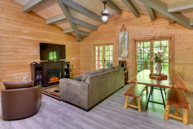 Pet-Friendly Otto Mountain Cabin w/ Fireplace!