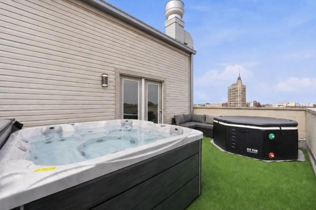 Amazing Wicker Park Penthouse with Skyline Views