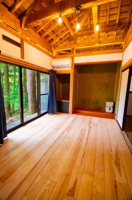 貸切温泉とガレージのある 安曇野の一棟貸しヴィラ