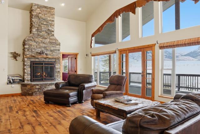 Spacious Retreat Near Yellowstone home