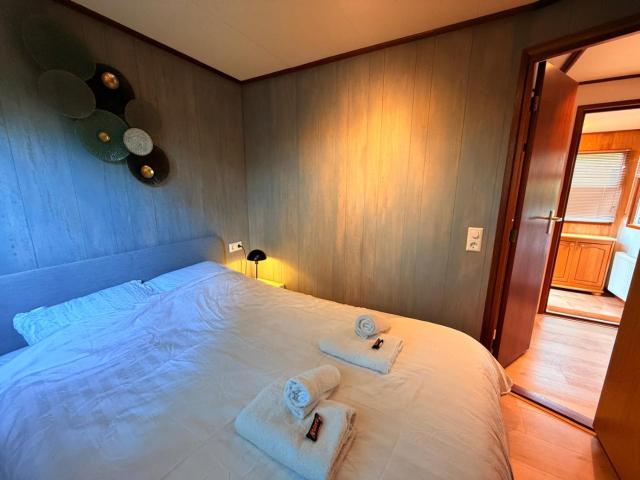 VELUWE Wooden Chalet With Private Garden - Quiet and Cosy Stay