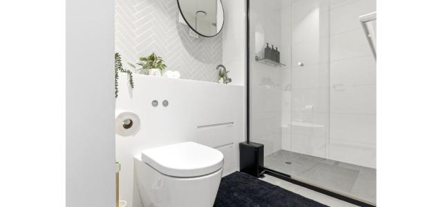 Luxury 2 Bedroom High Rise CBD Apartment with Gym and Pool