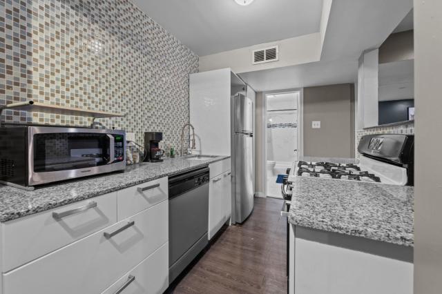 Chic Montrose Apartment with King Bed & Parking