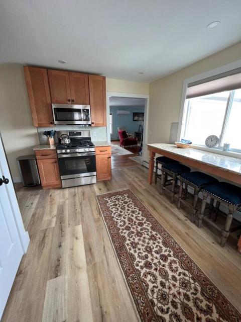 Comfy 2 Bedroom Apartment Close to Lake Erie