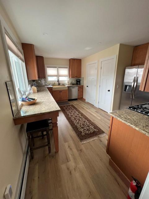 Comfy 2 Bedroom Apartment Close to Lake Erie