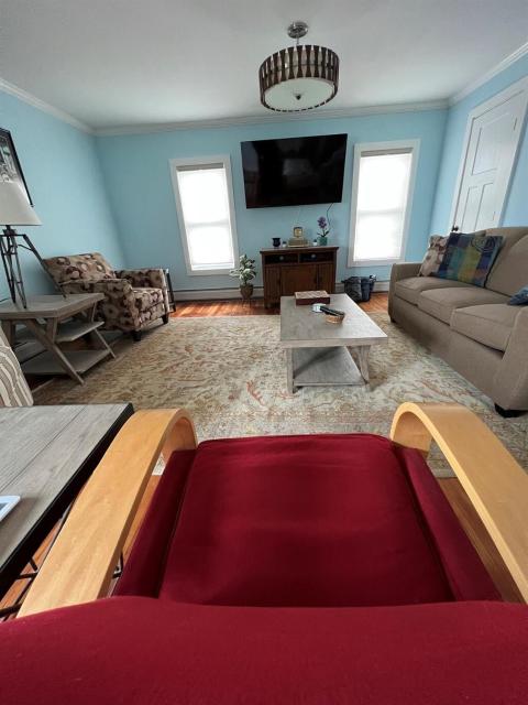 Comfy 2 Bedroom Apartment Close to Lake Erie