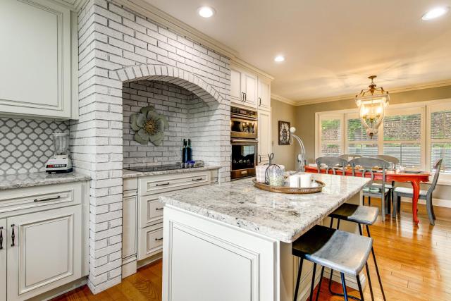 Walk to Main St! 4-Acre Family Escape in London