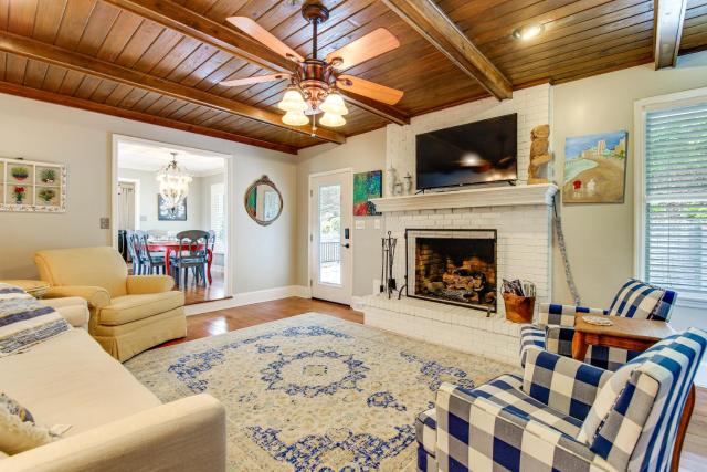 Walk to Main St! 4-Acre Family Escape in London