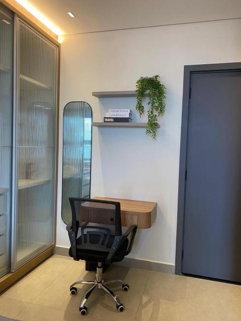 Studio moderno com design sofisticado