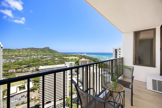 Diamond Head Dreams Beach Condo with Ocean View!