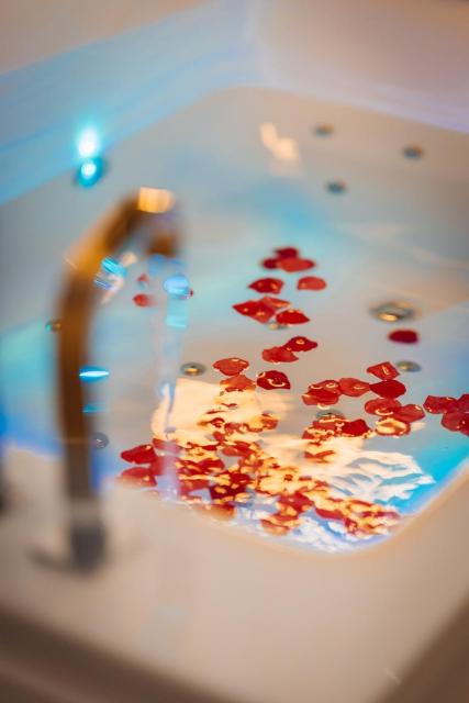 Luxury Marrakech suite jacuzzi & massage table