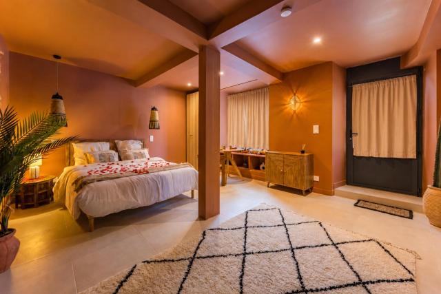 Luxury Marrakech suite jacuzzi & massage table