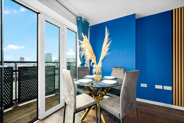 Luxe Two Bed Apartment - City Centre - Balcony - Bedroom TV 1012M