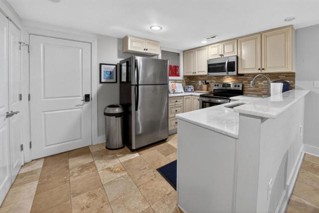 Crestwood Manor - An urban oasis with free parking
