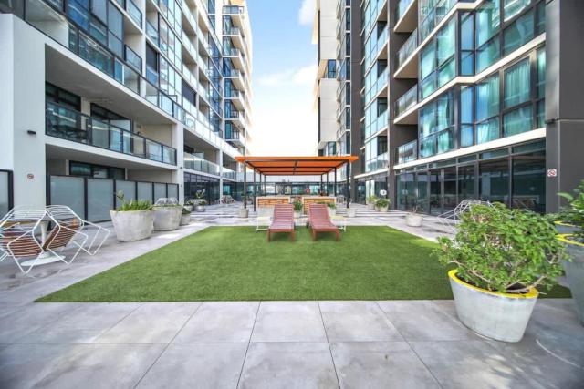 Luxurious and Stylish Modern 1BR APT w Pool and Gym