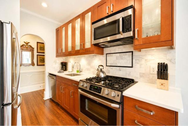 2 BR in Myers Park with comfortable screened porch