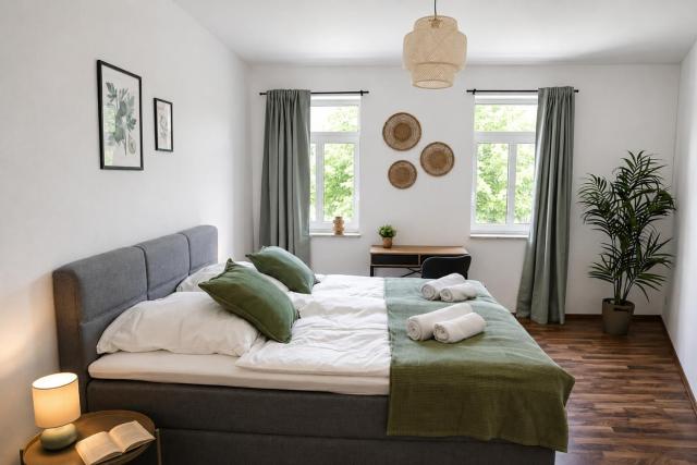 zentrales Apartment mit Fußbodenheizung im ruhigen Hinterhaus, JURA Kaffeevollautomat, Smart-TV, Privater Parkplatz, WIFI, Boxspringbetten