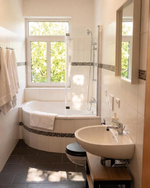 zentrales Apartment mit Fußbodenheizung im ruhigen Hinterhaus, JURA Kaffeevollautomat, Smart-TV, Privater Parkplatz, WIFI, Boxspringbetten